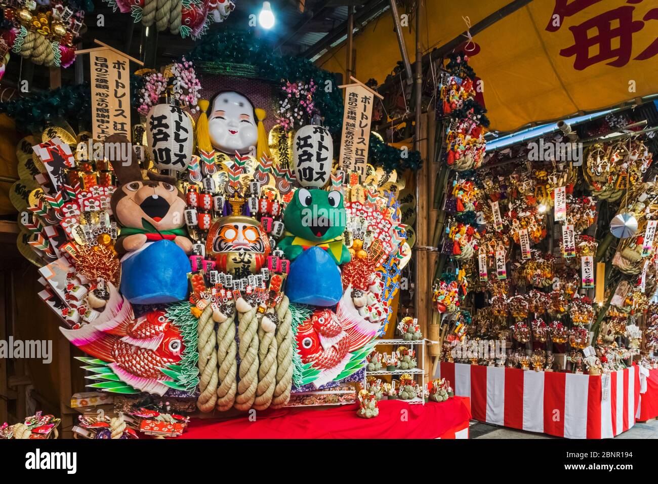 Japan, Honshu, Tokio, Taito-ku, Otori-Schrein, Dekoratives Glück Rakes namens Kumade zum Verkauf auf dem jährlich im November stattfindenden Tori-no-Ichi-Festival Stockfoto