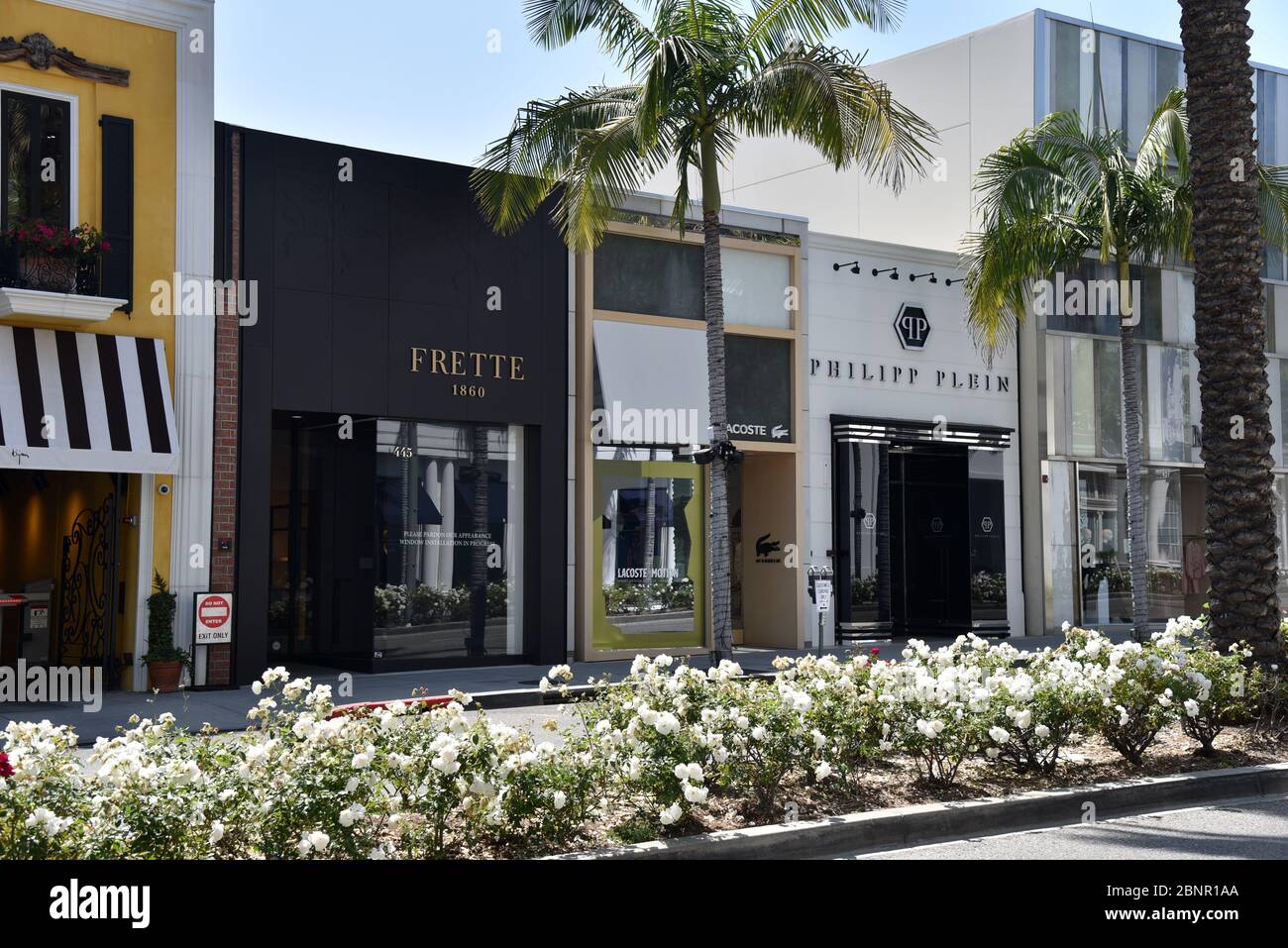 Beverly Hills, CA/USA - 8. Mai 2020: High-End-Einzelhandelsgeschäfte auf dem Rodeo Drive während der COVID-19-Quarantäne geschlossen Stockfoto