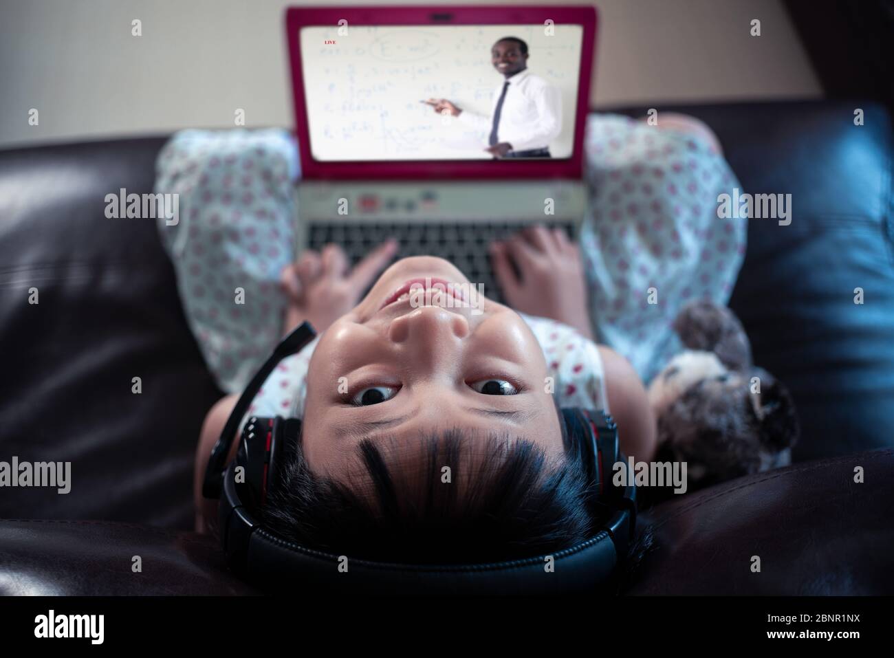 Kleines Kind Mädchen lernen auf Laptop zu Hause, soziale Distanz während der Quarantäne, Online-Bildung Konzept Stockfoto
