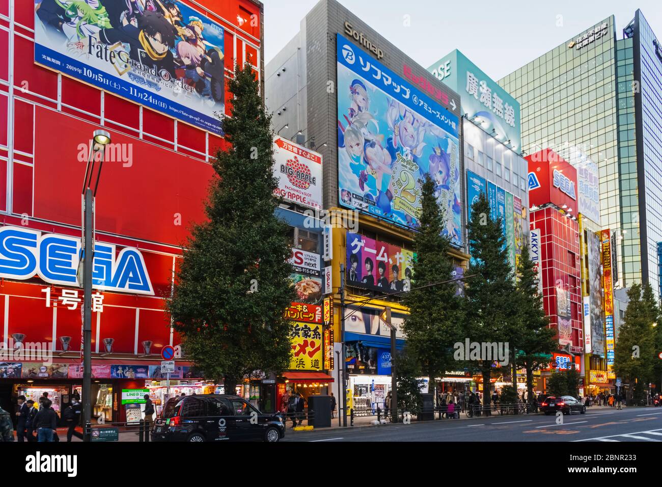 Japan, Honshu, Tokio, Akihabara, Street-Szene, die in Der Abenddämmerung Elektrikgeschäfte Zeigt Stockfoto