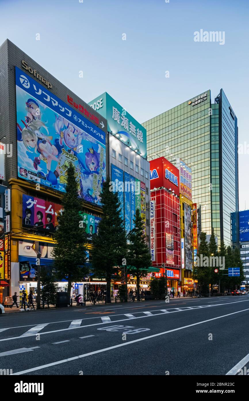 Japan, Honshu, Tokio, Akihabara, Street-Szene, die in Der Abenddämmerung Elektrikgeschäfte Zeigt Stockfoto