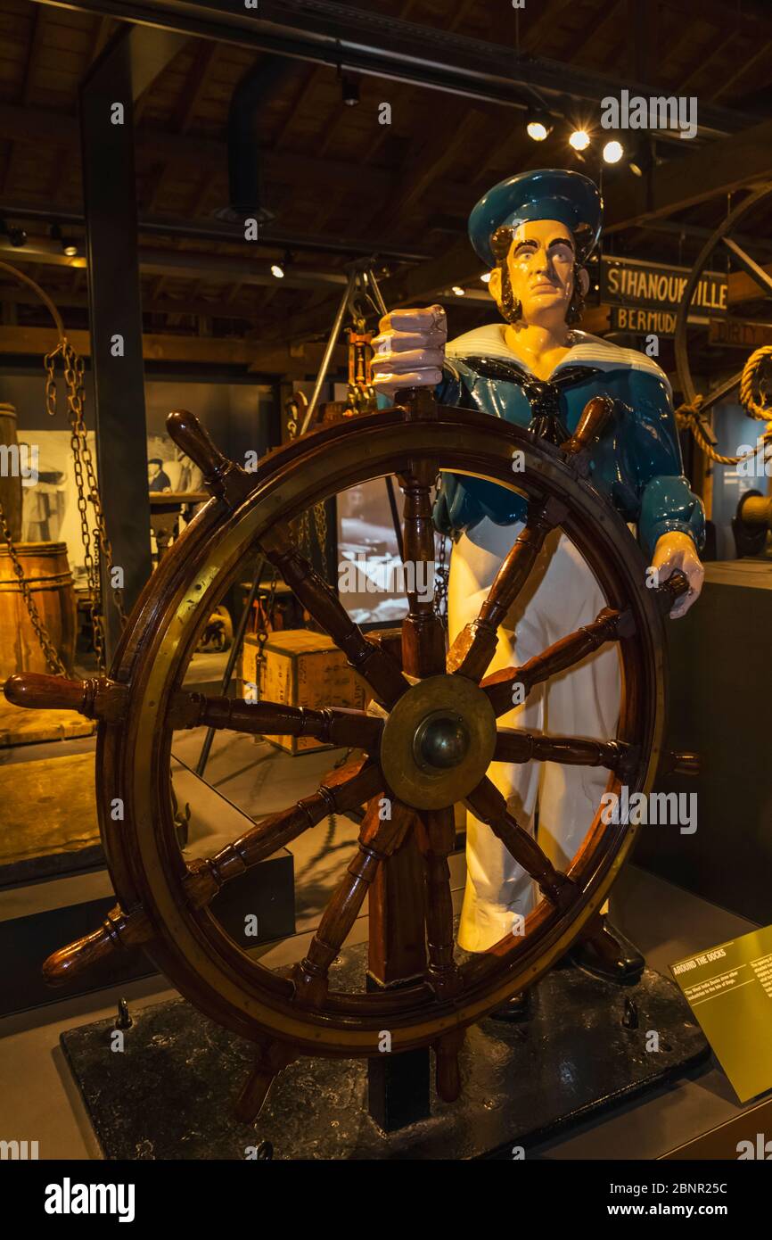 England, London, Docklands, Canary Wharf, Museum of London Docklands, Ausstellung von Saior Holding Ship's Wheel Stockfoto