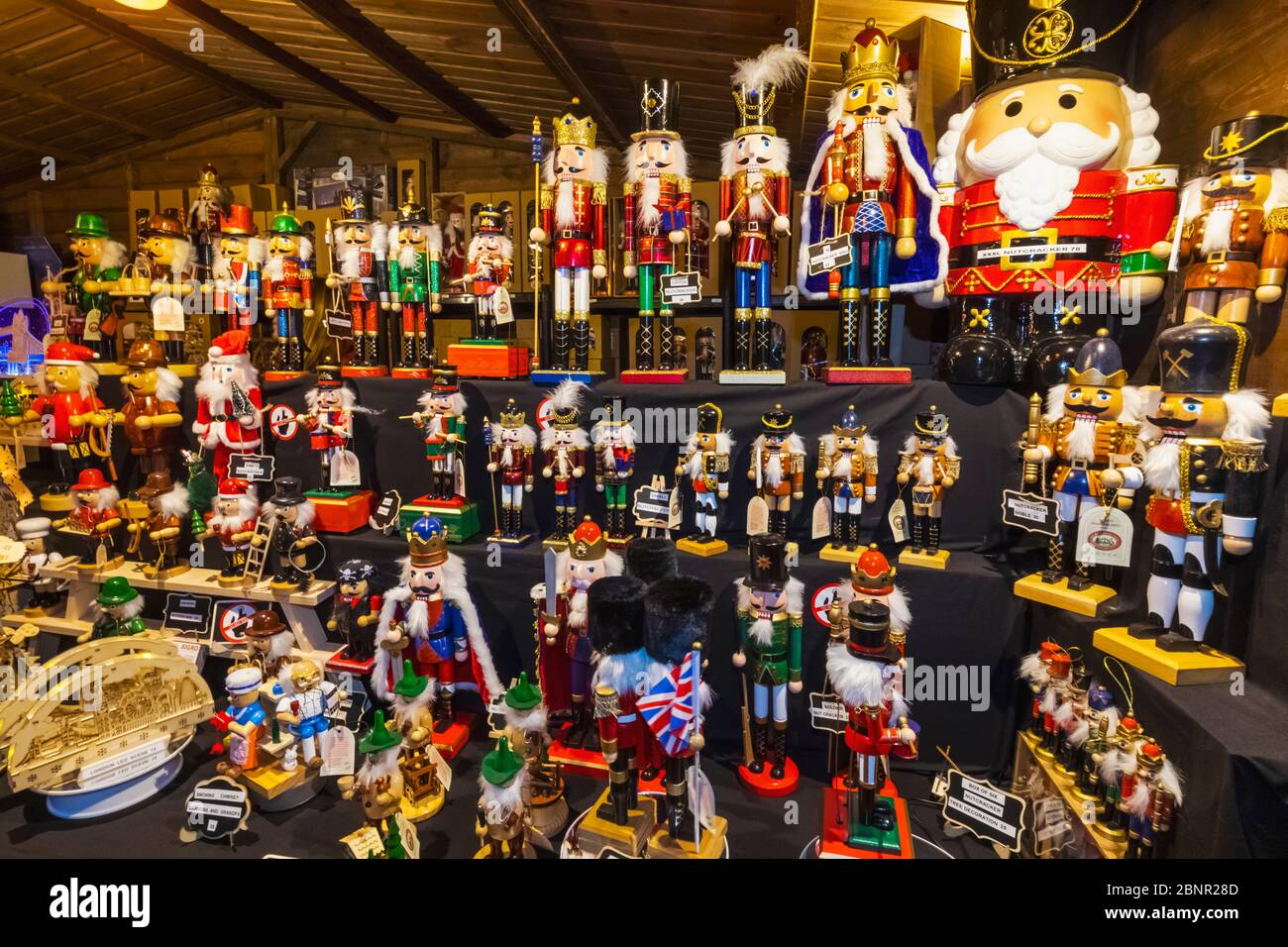 England, London, Weihnachtsmarkt, Ausstellung von Nussknackern und Weihnachtsprodukten Stockfoto