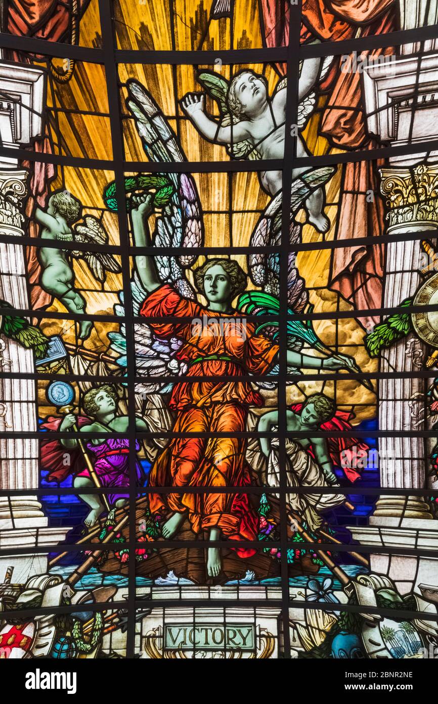 England, London, Greenwich, National Maritime Museum, Anzeige von Buntglasfenstern von der Baltic Exchange mit der Darstellung Des Sieges Stockfoto