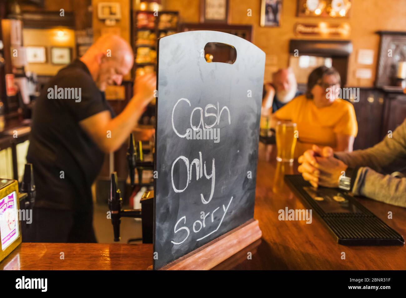 England, London, "nur Cash"-Anmeldung am Pub-Schalter Stockfoto