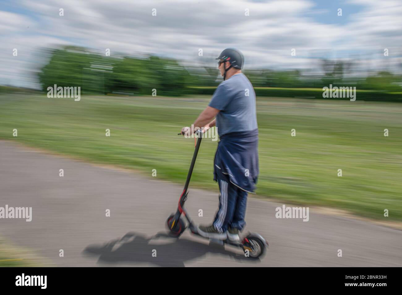 E-Scooter mit Helm Swindon Wilts im Park geparkt Stockfoto