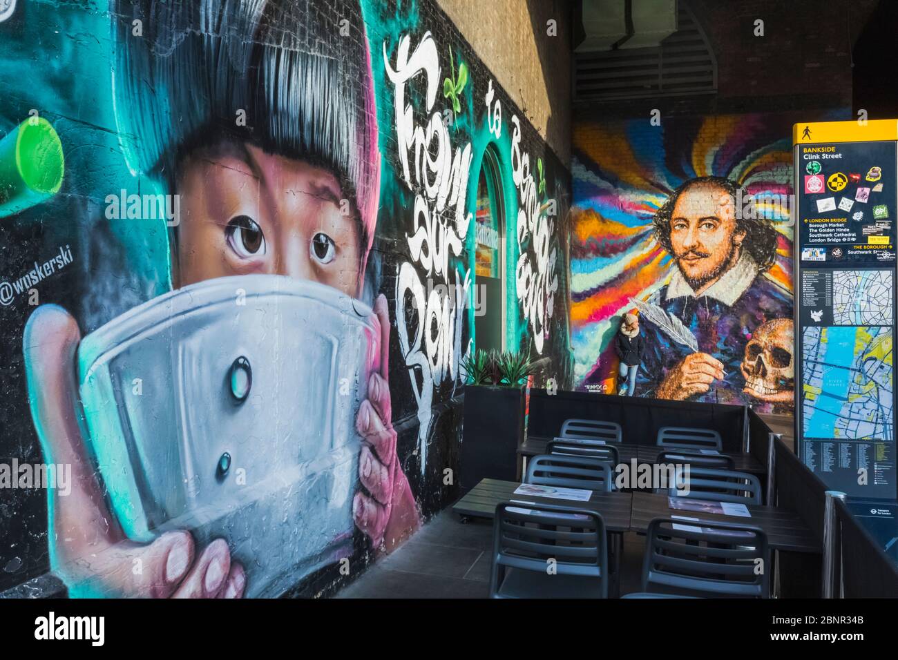 England, London, Southwark, Cink Street Wall Wandtapeten, die Asian Child Holding Rice Bowl und Shakespeare Holding Skull darstellen Stockfoto