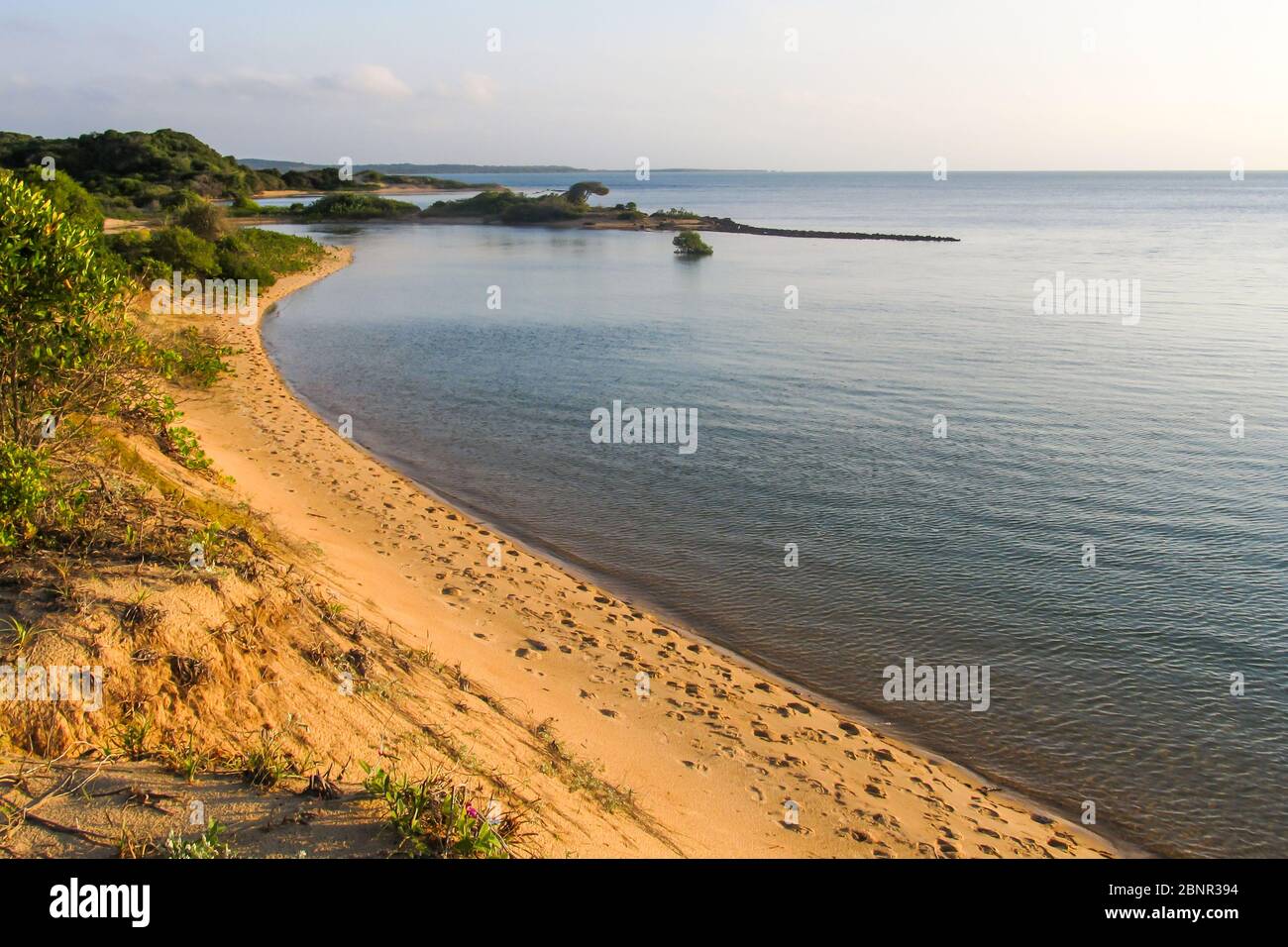 Eine geschützte Bucht mit einem schmalen goldenen Strand am späten Nachmittag an der Südküste der Insel KaNyaka im Süden Mosambiks Stockfoto