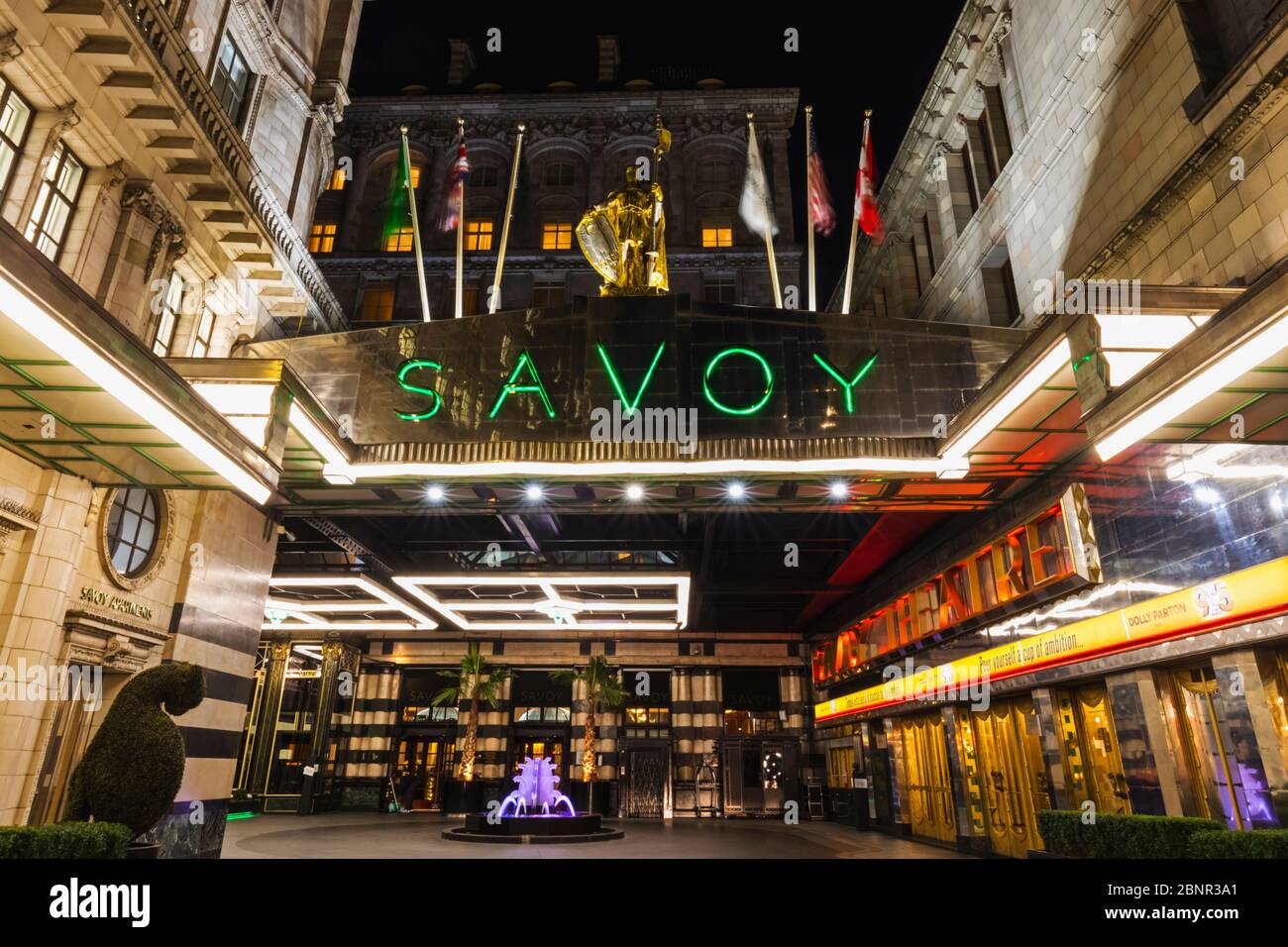 England, London, The Strand, Das Luxury Savoy Hotel Wurde Im Jahr 1889 Eröffnet und vom englischen Architekten Thomas Edward Collcutt entworfen Stockfoto