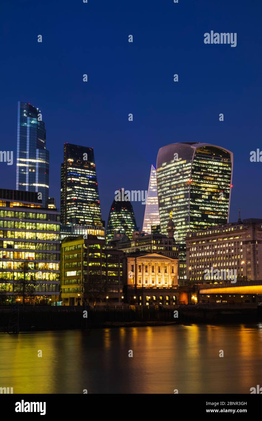 England, London, City of London Skyline mit Modernen Wolkenkratzern und London Bridge und River Thames bei Nacht Stockfoto