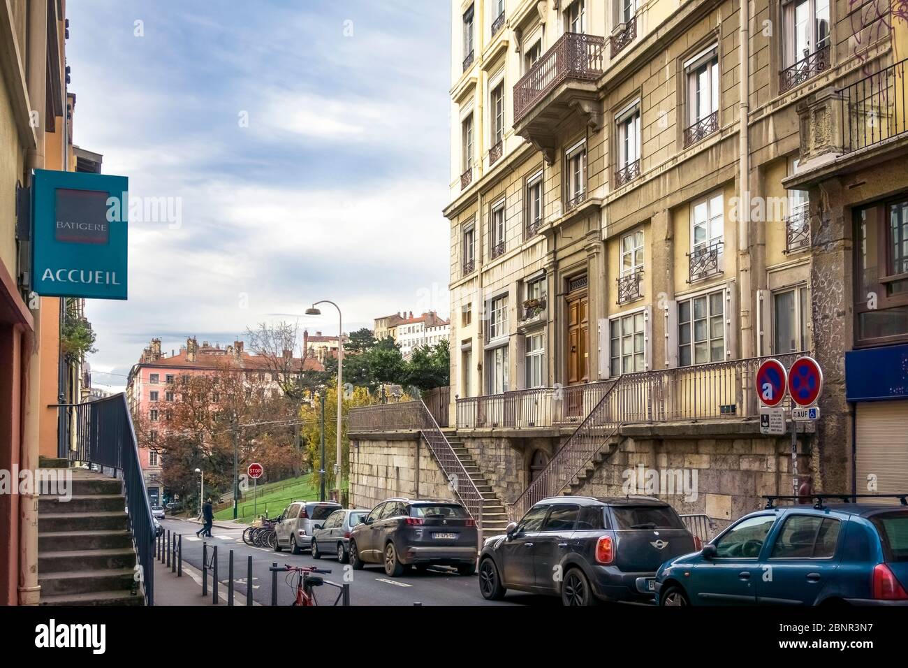 Straße im Stadtteil Croix Rousse in Lyon. UNESCO-Weltkulturerbe seit 1998. Ehemalige Hochburg der industriellen Seidenweberei. Stockfoto