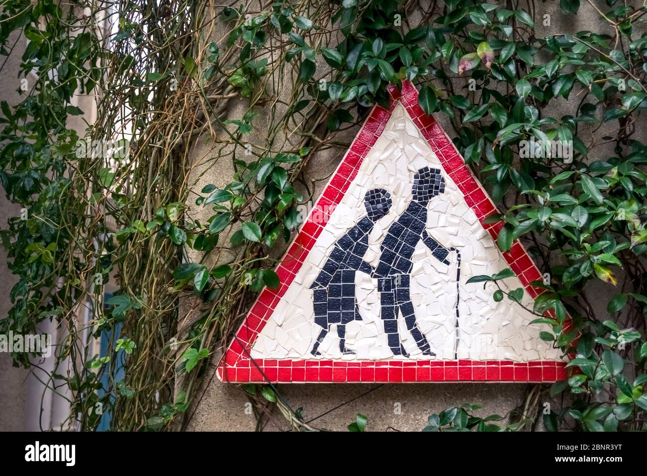 Straßenschild "Vorsicht vor älteren Menschen" in Peyriac de Mer. Die Gemeinde befindet sich im regionalen Naturpark Narbonnaise en Méditerranée. Stockfoto