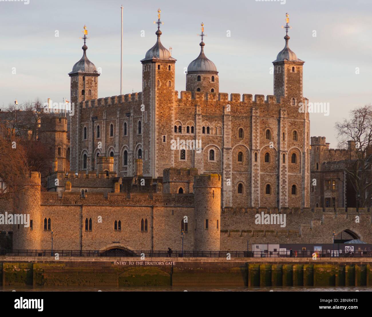 Historische Burgfestungsgebäude am Tower of London am Nordufer der Themse, beleuchtet in der Morgensonne (HINWEIS: Siehe Nutzungsbeschränkungen). Stockfoto