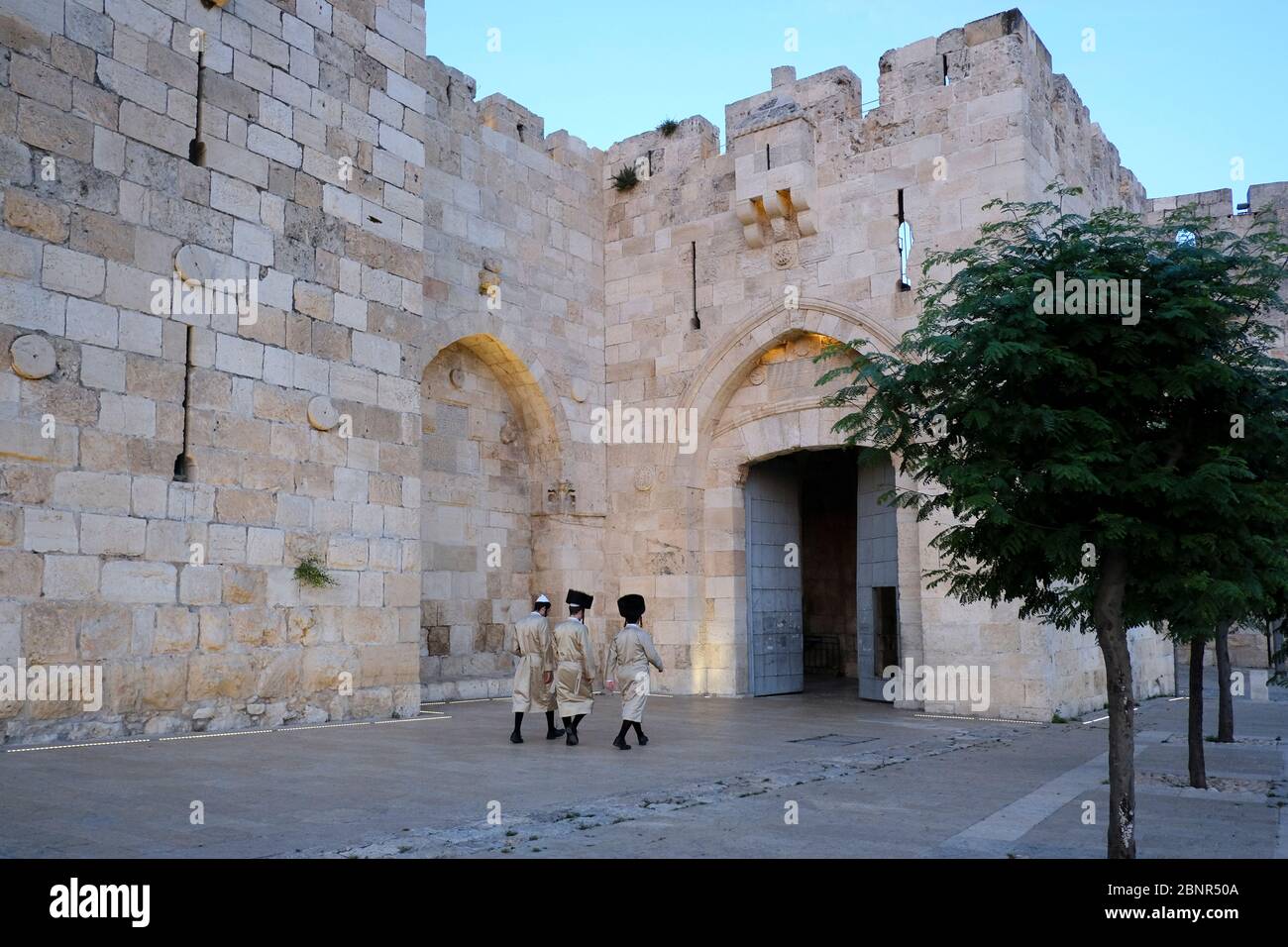 Ultra-orthodoxe Juden gehen durch das Jaffa-Tor oder Bab al-Khalil eines von acht Toren der osmanischen Mauern der Altstadt, die im 16. Jahrhundert vom türkischen Sultan Suleiman dem prächtigen Jerusalem Israel erbaut wurde Stockfoto