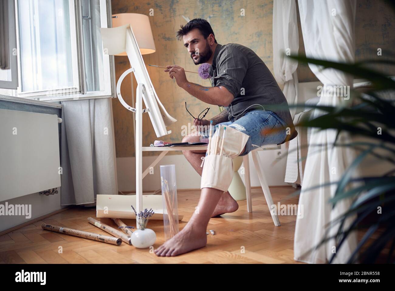 Junge männliche Künstler Malerei, konzentrierten Blick auf ein Detail. Schwerpunkt, Hobby, Beruf, Kunstkonzept Stockfoto