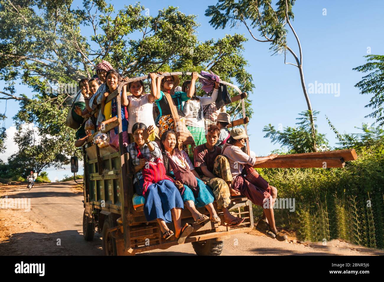 Pindaya Myanmar - 1. November 2013; LKW auf Landstraße voller Frauen und Kinder unterwegs. Stockfoto