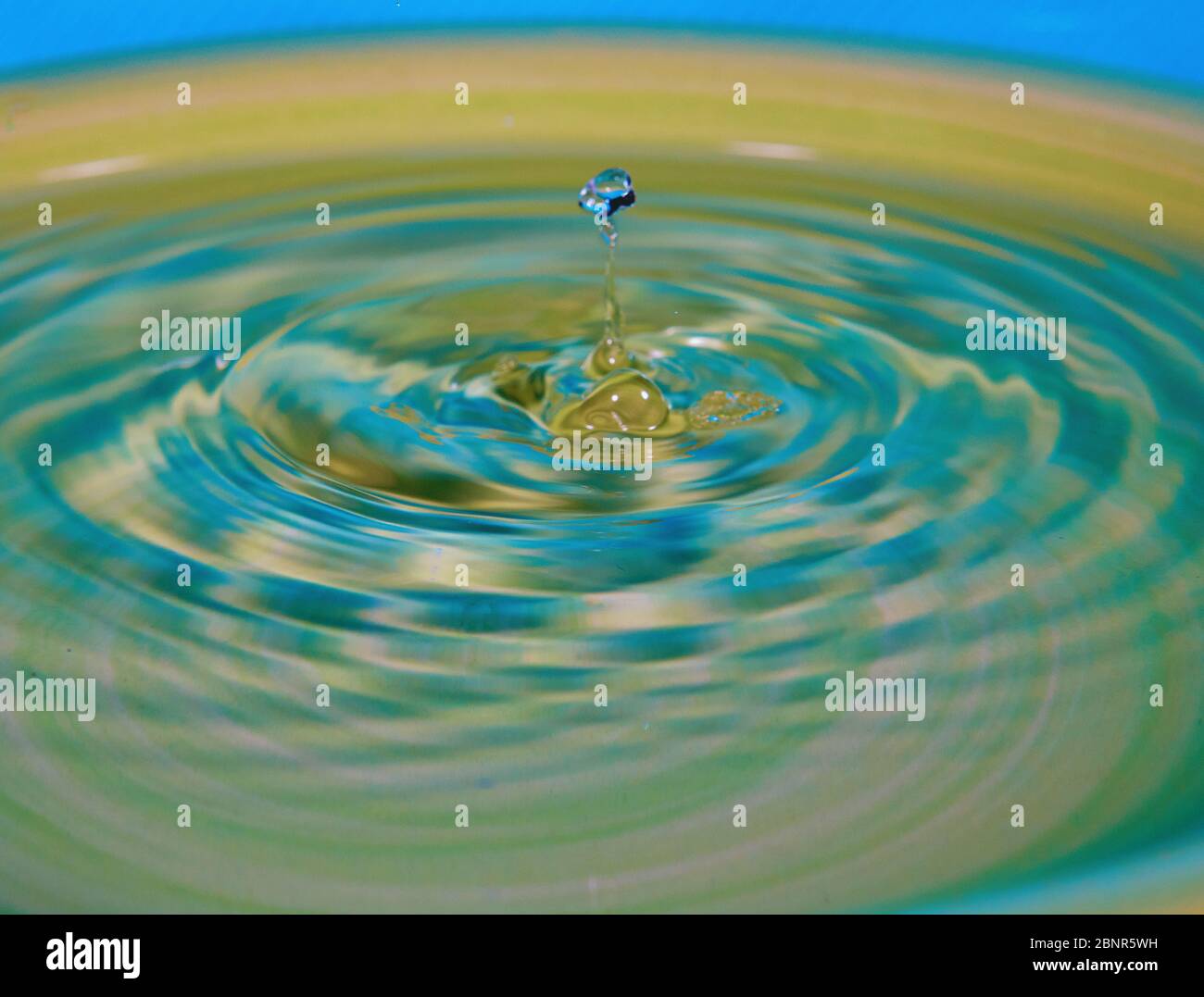 Tropfen Wasser oder Flüssigkeit verursachte eine Welligkeit Stockfoto