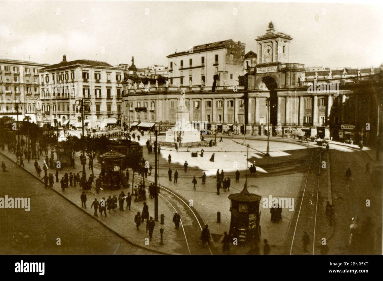 Historisches Foto von Piazza Dante und Convitto Nazionale Schule, Neapel, Italien - ca. 1940 Stockfoto