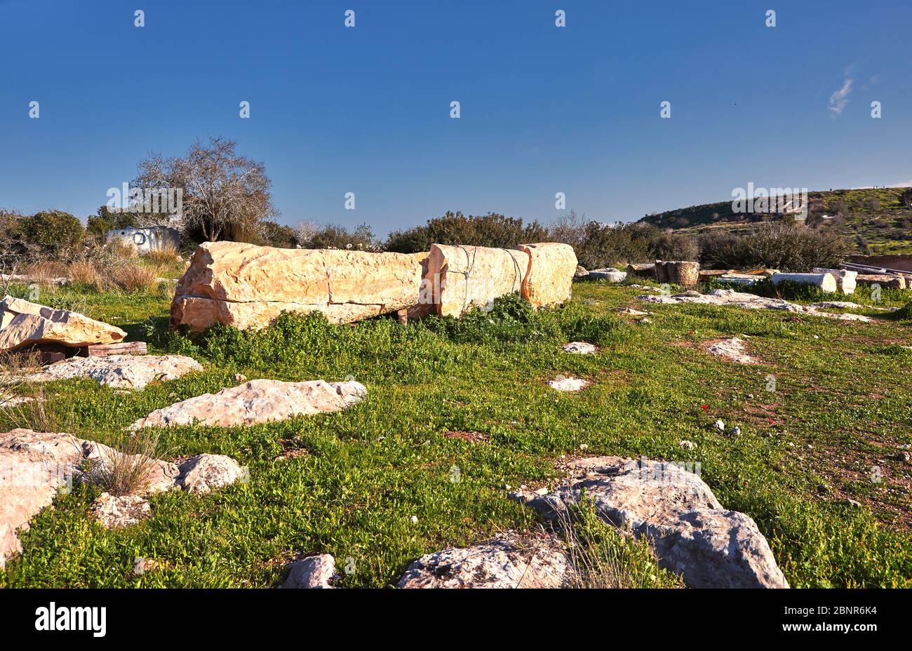 Blick auf grüne biblische Landschaft und archäologische Ruinen Beit Guvrin Maresha im Winter, Israel. Januar 2019 Stockfoto