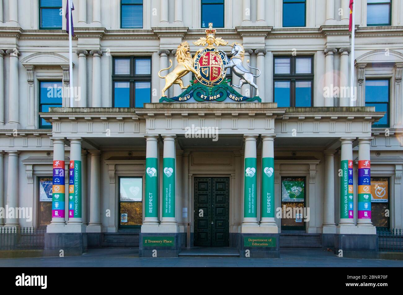 Hauptsitz des State Department of Education, Melbourne, Victoria, Australien. Britisches Wappen über dem Eingang Referenz der Ursprung des Staates Stockfoto