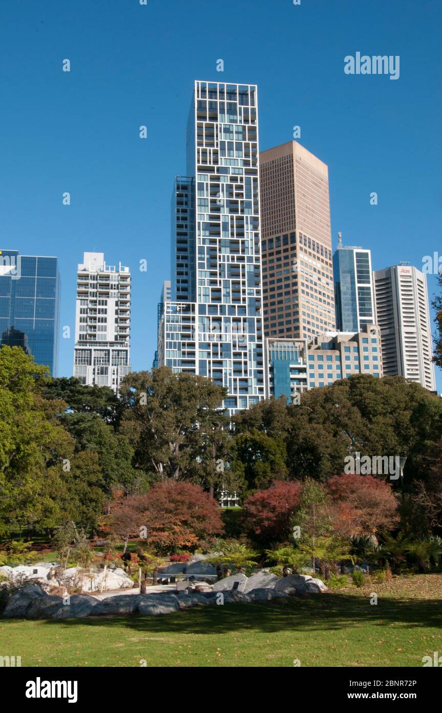 Skyline der Stadt von Treasury Gardens am östlichen Rand des zentralen Geschäftsviertels von Melbourne, Australien Stockfoto