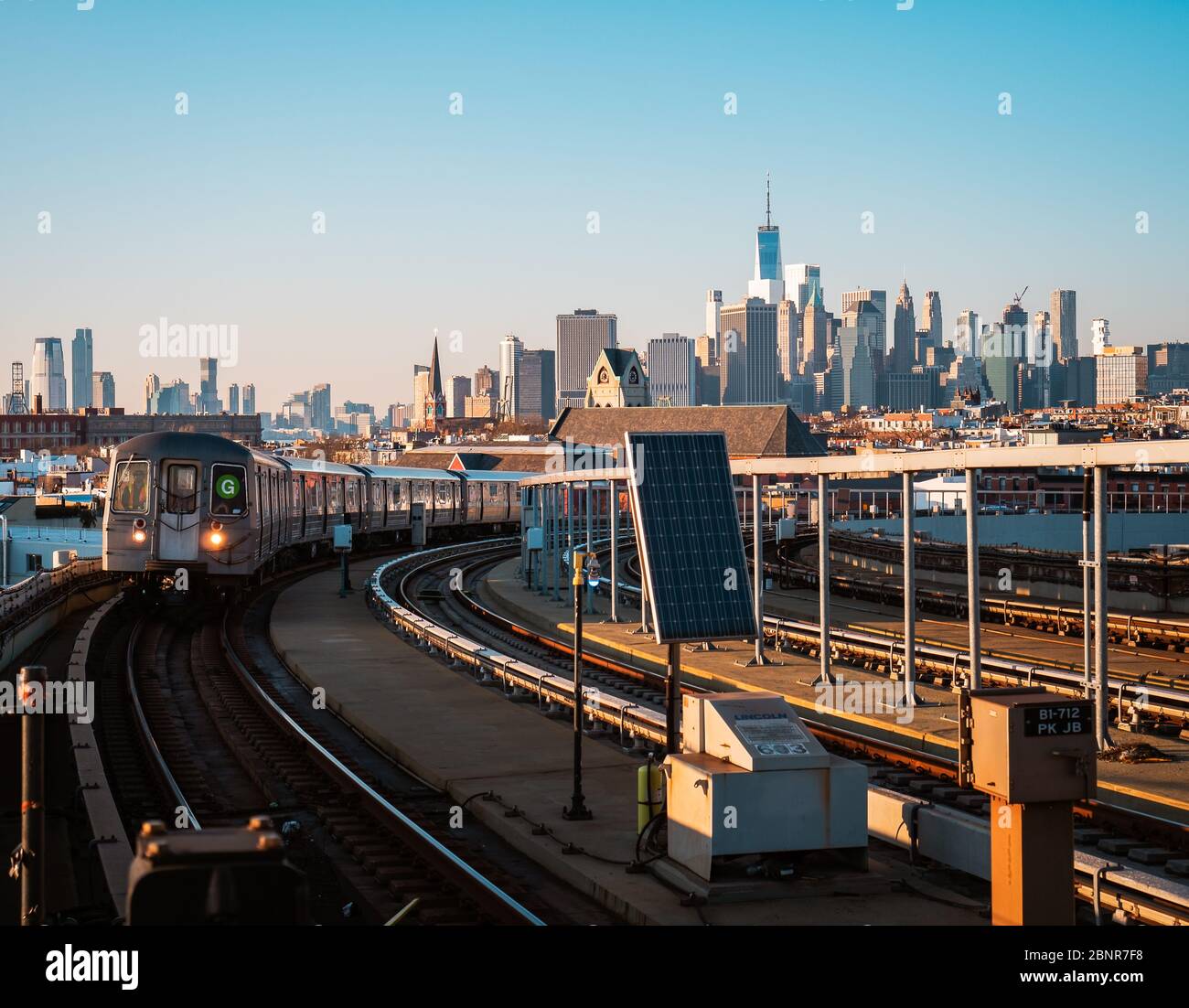 BROOKLYN, NEW YORK - MAI 1.2020:Zug Ankunft an einer U-Bahnstation in Brooklyn New York an einem sonnigen Sommertag Stockfoto