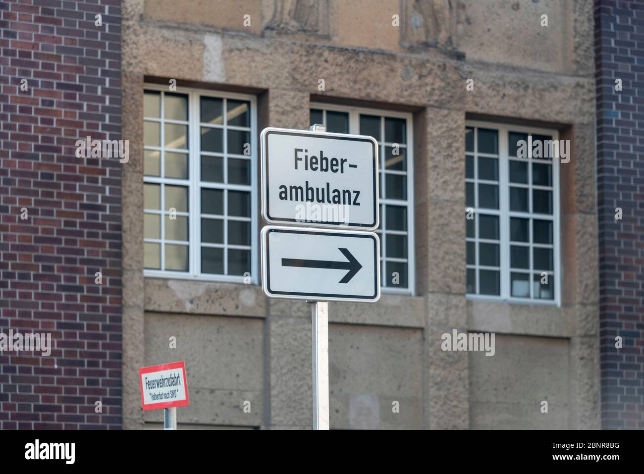 Deutschland, Sachsen-Anhalt, Magdeburg, Hinweisschild zu einer Fieberklinik, Corona, Symbolbild. Stockfoto