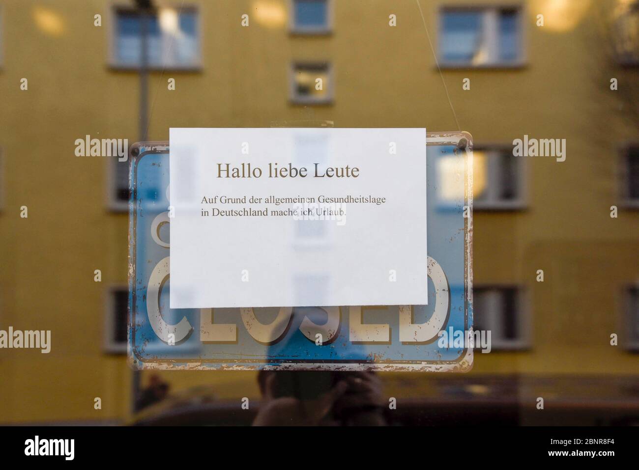 Deutschland, Sachsen-Anhalt, Magdeburg, ein Weinladen wegen der Corona-Krise geschlossen. Das Schild lautet: „Hallo liebe Leute. Ich fahre wegen der allgemeinen gesundheitlichen Situation in Deutschland in den Urlaub.“ Stockfoto