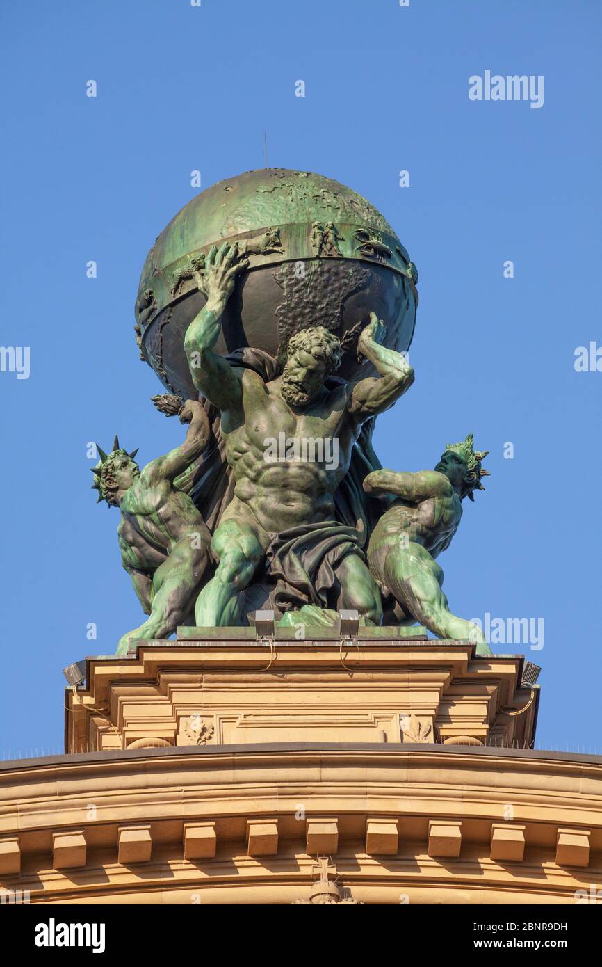 Ferie Uhyggelig Baron Atlas trägt den Globus auf seinen Schultern, begleitet von symbolischen  Figuren für Dampf und Strom im Frankfurter Hauptbahnhof, Frankfurt am Main,  Hessen, Deutschland, Europa Stockfotografie - Alamy
