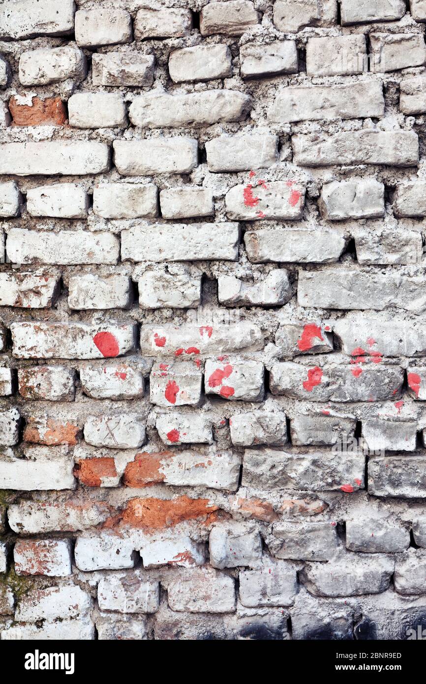 Schmutzige weiße Ziegelwand mit Farbflecken für Hintergrund oder Hintergrund Stockfoto