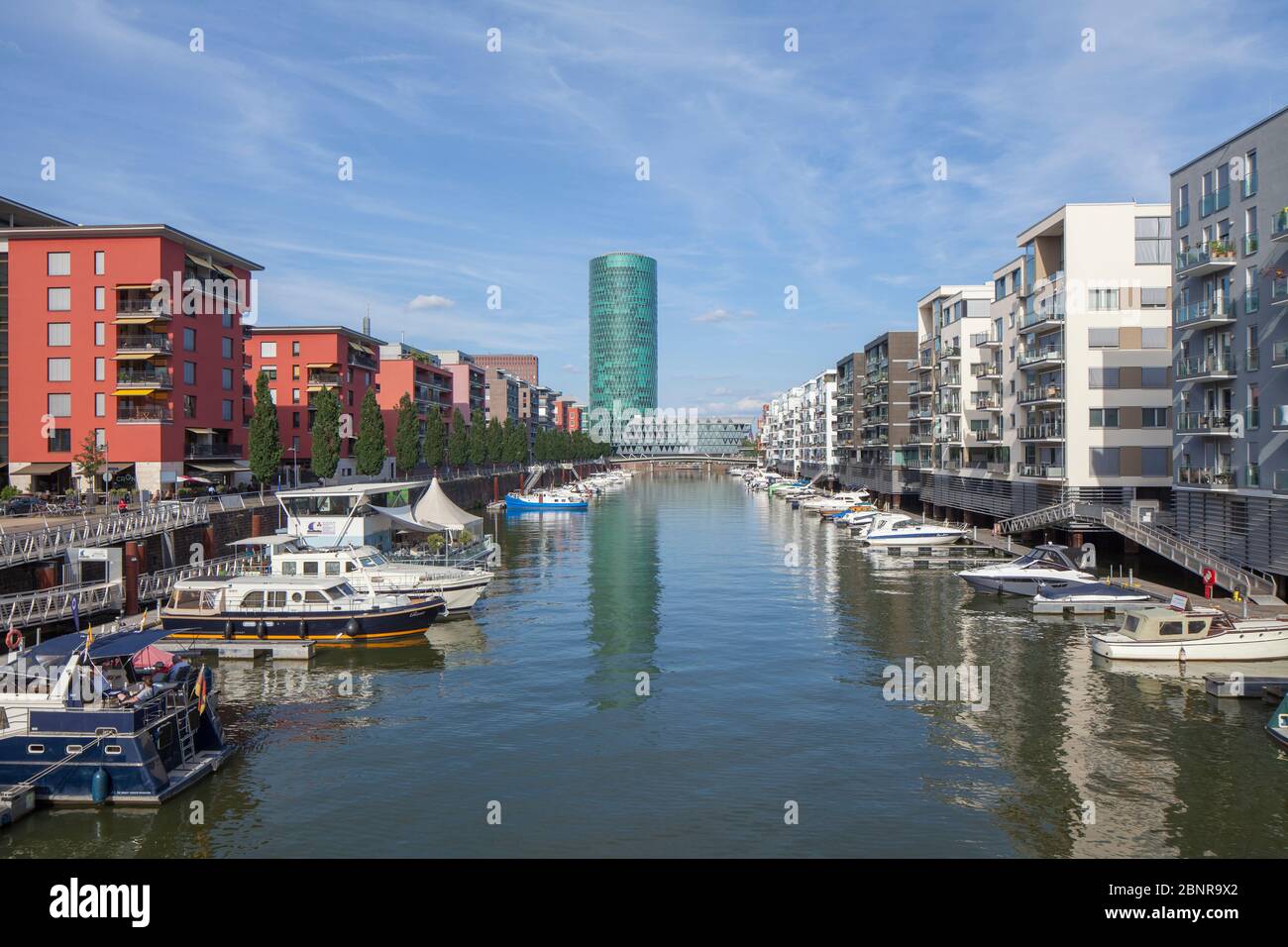 Moderne Wohngebäude am Westhafen mit Westhafenturm, Frankfurt am Main, Hessen, Deutschland, Europa Stockfoto