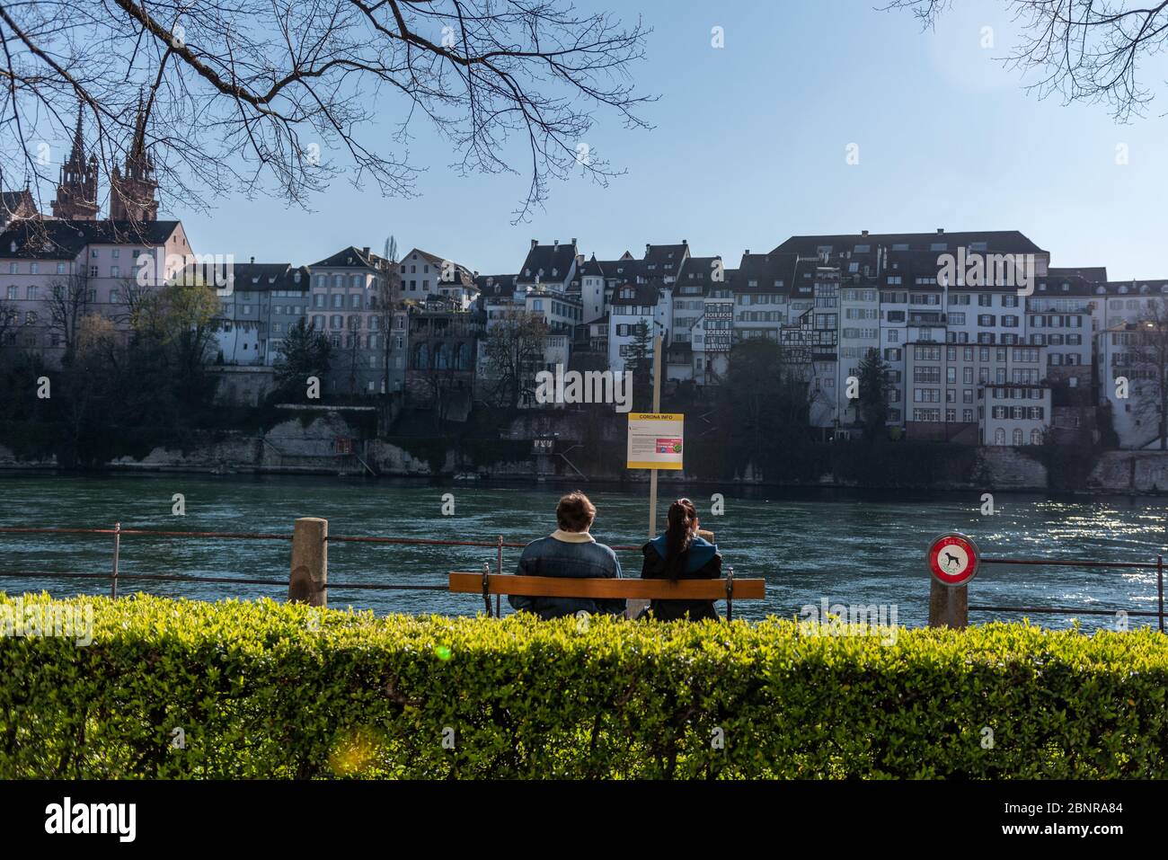 Ehepaar am rhein bei der Absperrung vor dem Corona Info Poster in Basel, Schweiz Stockfoto