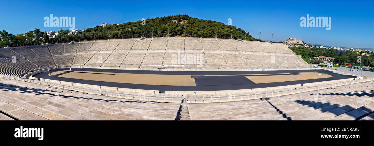 Athen, Griechenland. Das Panathenaic Stadium, Austragungsort der ersten modernen Olympischen Spiele 1896, beherbergt jetzt zeremonielle Veranstaltungen und Live-Konzerte. Der Acrop Stockfoto