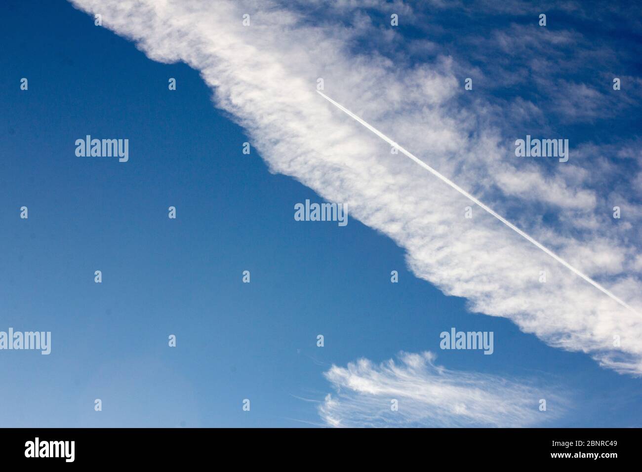 Kondensstreifen am Himmel Stockfoto