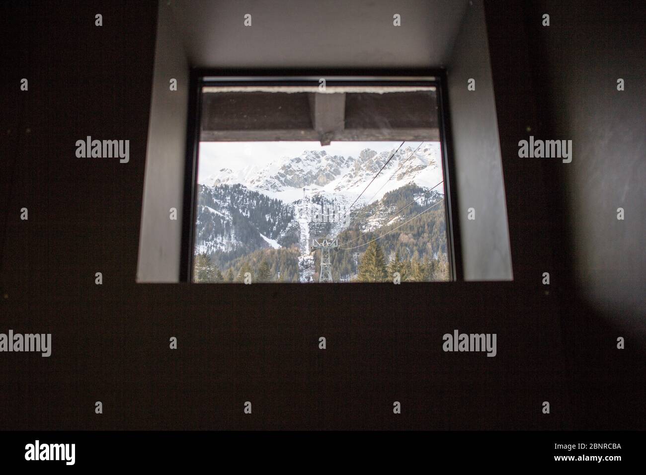 Kleines Fenster mit Blick auf die Nordkette Stockfoto Kleines Fenster mit Blick auf die Nordkette Stockfoto