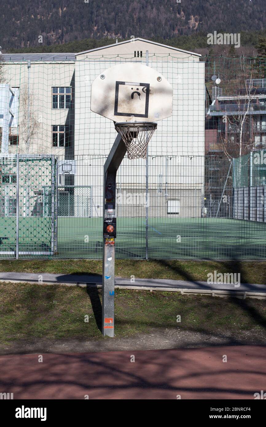 Basketballkorb mit einem traurigen Gesicht Stockfoto