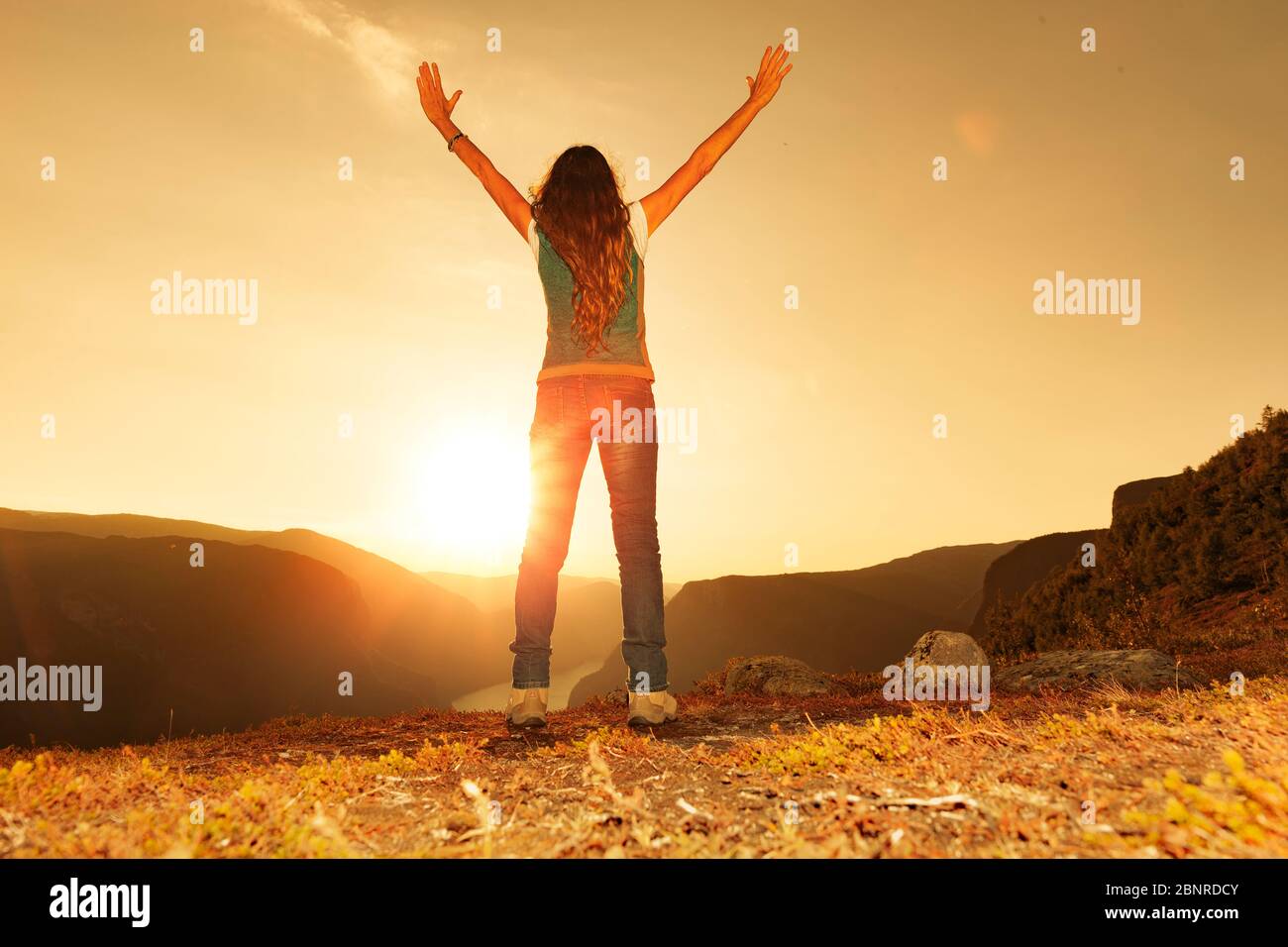 Glückliche Frau in der freien Natur mit Sonnenlicht Stockfoto