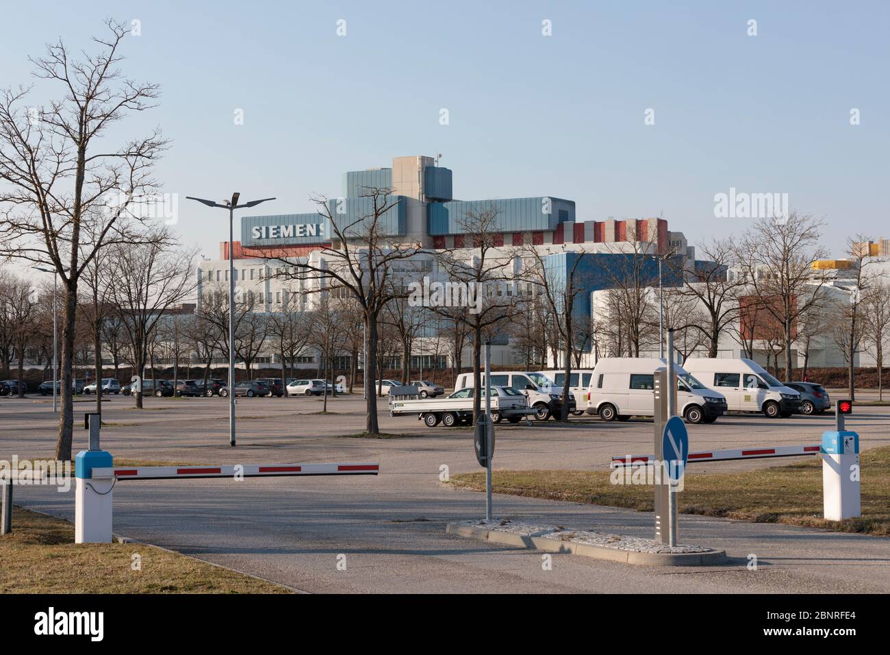 Siemens baut in den Tagen des Corona-Virus wieder mit leerem Parkplatz am Nachmittag an Wochentagen Stockfoto