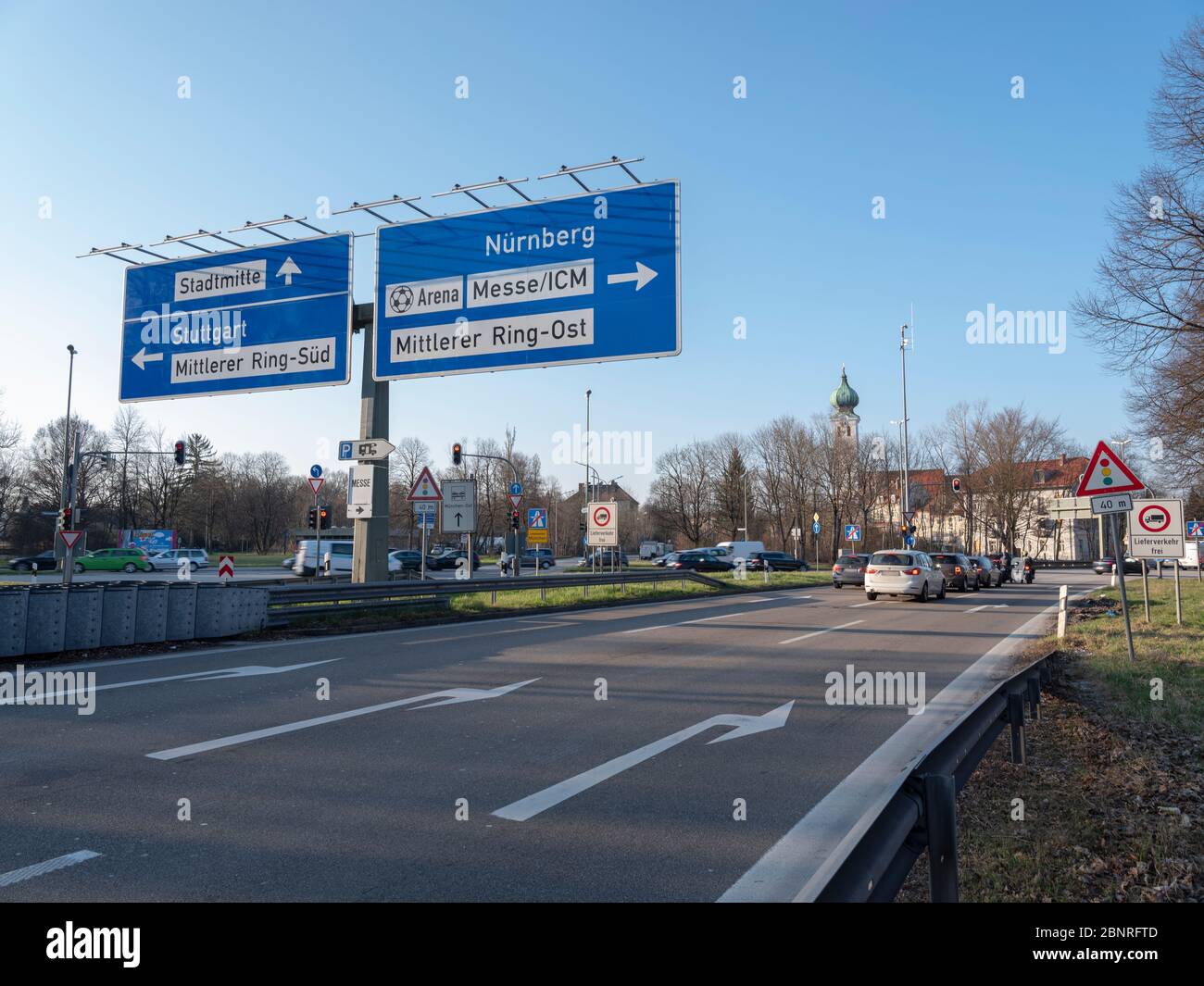 Autobahnende der A8 nach München fast autofrei zur Zeit der Koronakrise Stockfoto