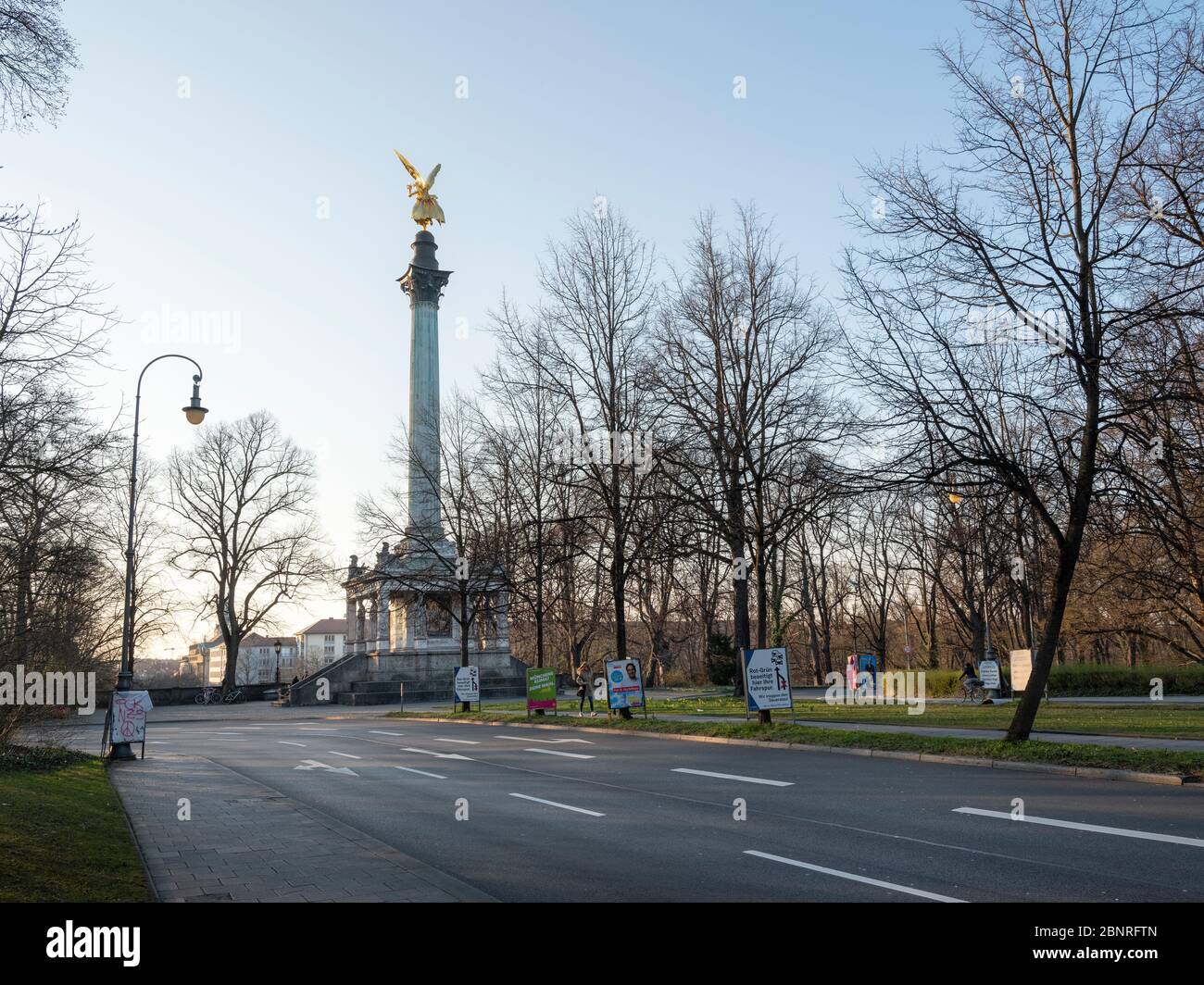 Engel des Friedens in München zur Zeit des Corona-Virus. Fast leer und nur ein paar Autos auf den Straßen der Stadt Stockfoto