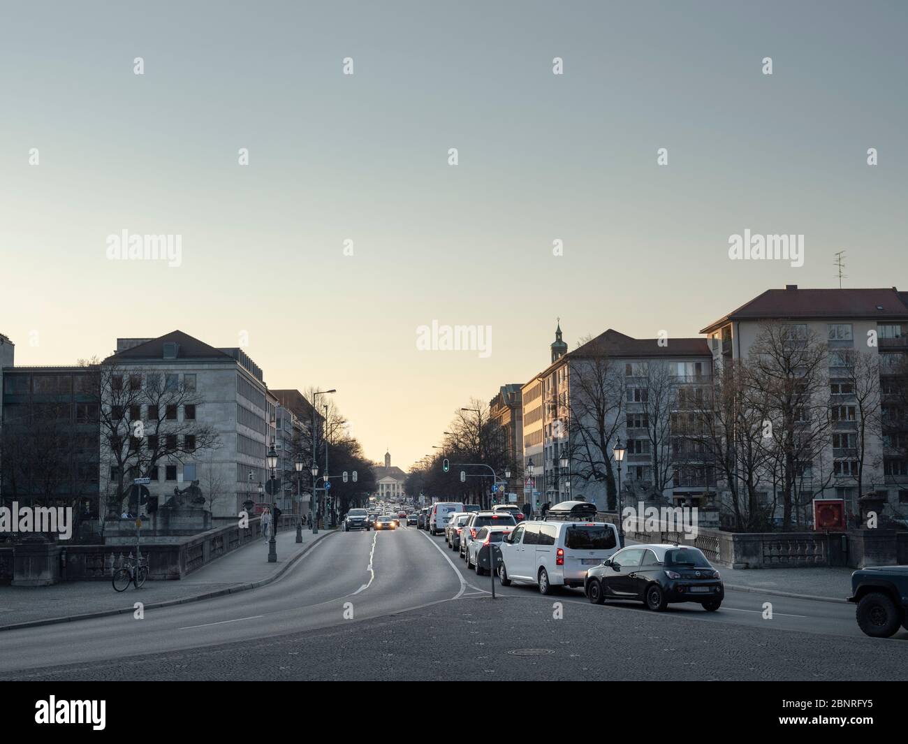 Engel des Friedens in München zur Zeit des Corona-Virus. Fast leer und nur ein paar Autos auf den Straßen der Stadt Stockfoto