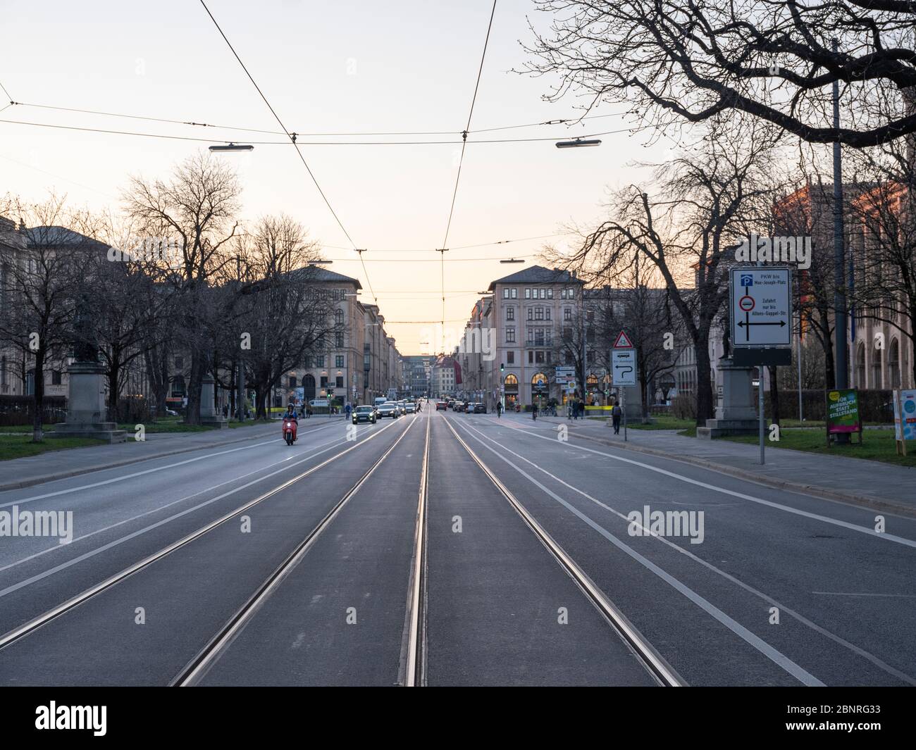 Wegen Corona-Virus, leere und autofreie Straße in München, hier Maximilianstraße. Stockfoto