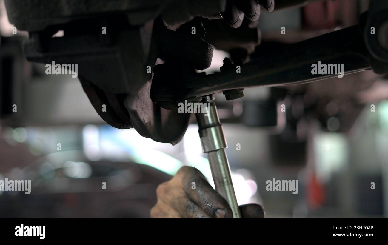 Nahaufnahme Abschrauben von Automuttern. Stockfoto