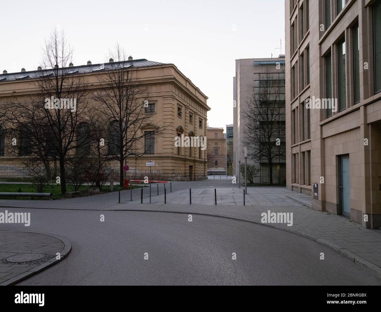 Leere Straßen in der Münchner Innenstadt bei Hofgarten während der Corona Virus Periode Stockfoto