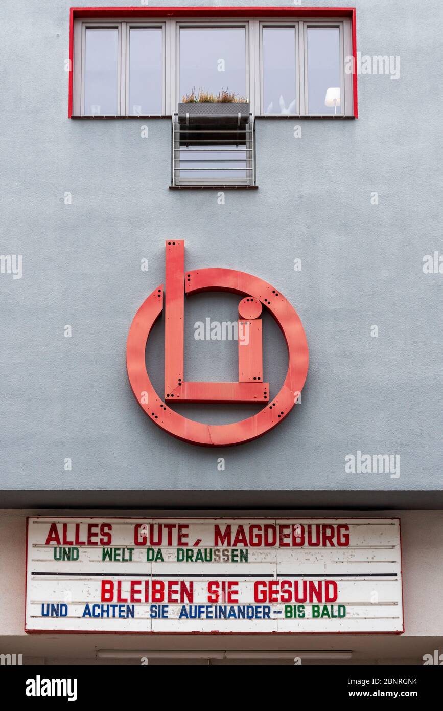 Deutschland, Sachsen-Anhalt, Magdeburg: Aufgrund der Corona-Pandemie schließen die traditionellen „Oli-Lichtspiele“ in Magdeburg. Auf der Anzeigetafel steht der Schriftzug: Gesund bleiben und sich gegenseitig pflegen - bis bald. ' Stockfoto