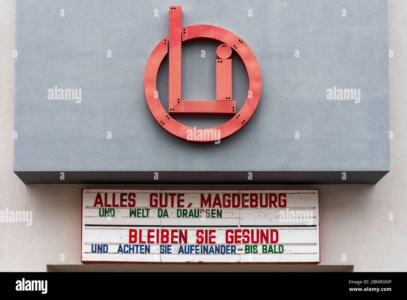 Deutschland, Sachsen-Anhalt, Magdeburg: Aufgrund der Corona-Pandemie schließen die traditionellen „Oli-Lichtspiele“ in Magdeburg. Auf der Anzeigetafel steht der Schriftzug: Gesund bleiben und sich gegenseitig pflegen - bis bald. ' Stockfoto