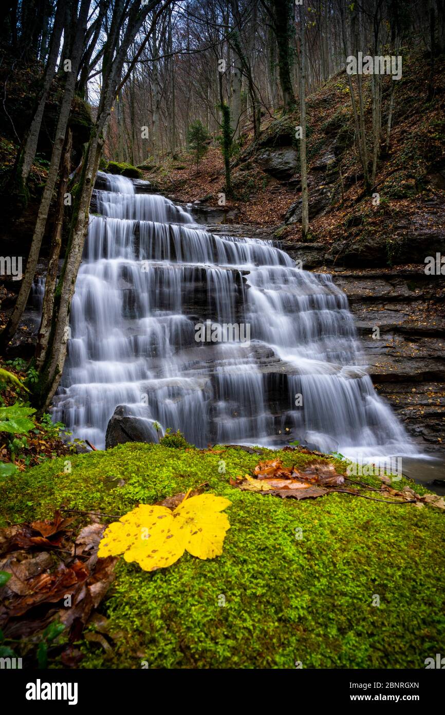 Nationalpark Foreste Casentinesi, Badia Prataglia, Toskana, Italien, Europa. Der Wasserfall Callad Le tre cascate. Stockfoto