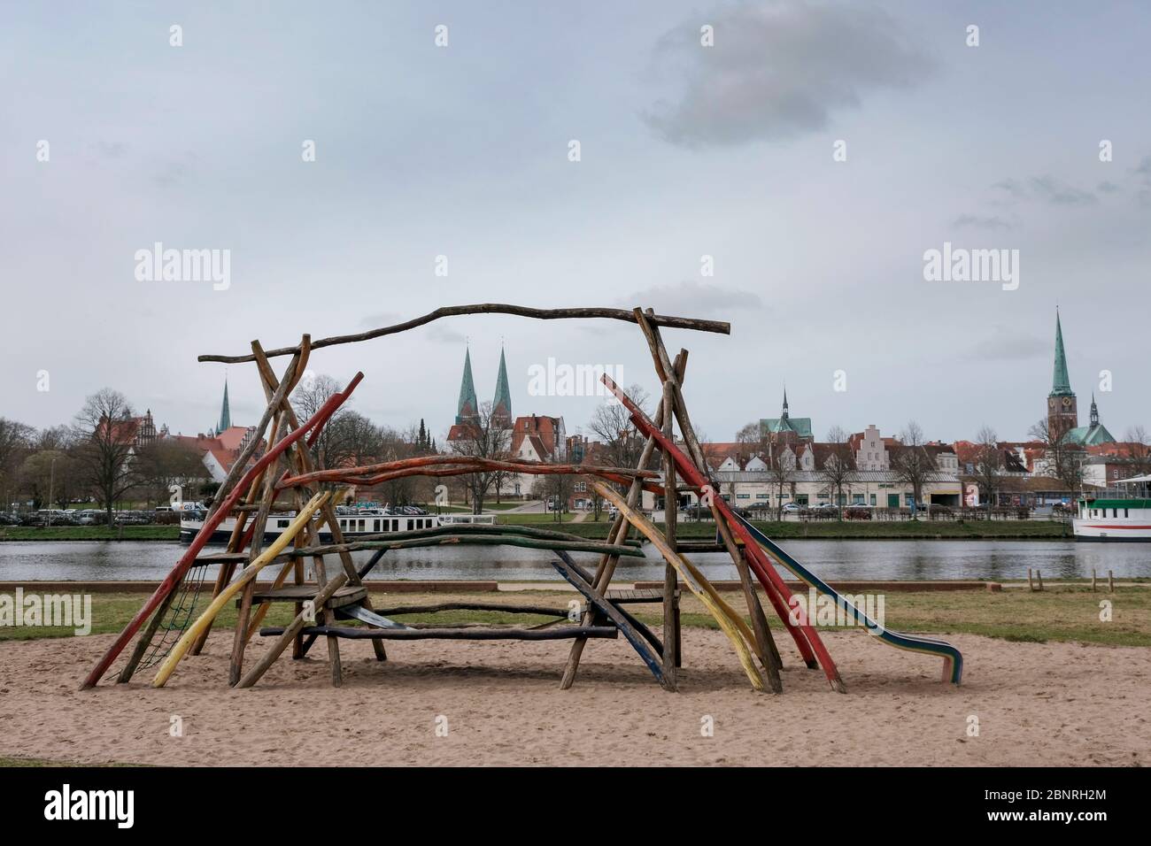 Geschlossener Spielplatz vor Lübecker Blick auf die Stadt. Stockfoto