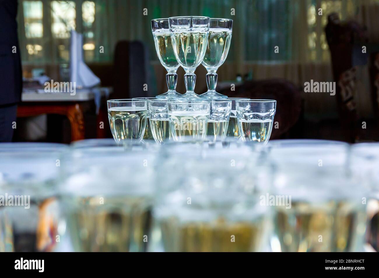 Ein Turm von mehreren Dutzend Gläsern mit Champagner in einem Restaurant Stockfoto