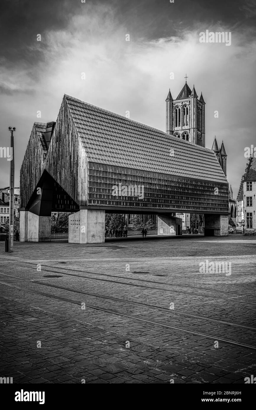 Europa, Belgien, Gent, Stadt, Stadtzentrum, Poeljemarkt, Gentse Stadshal, Markthalle, Sint-Niklaaskerk, St. Nikolaus Kirche Stockfoto